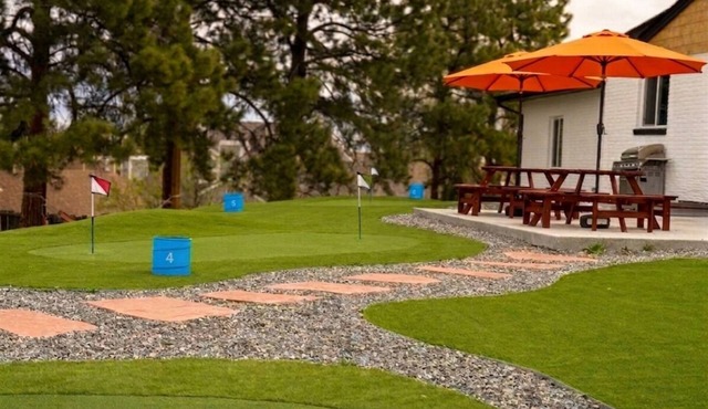 1.7 Acre Epic Group Retreat - Pickellball, Game Room, Firepits, Hot tub!