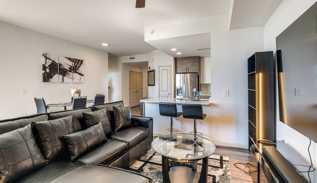 1 Mi to DCA Airport: Potomac Yard Apt w/Pool