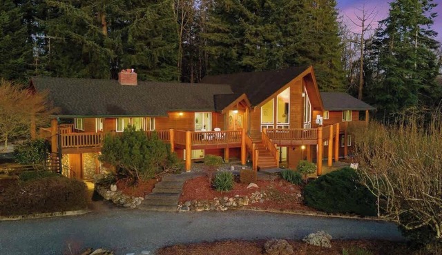 10-Acre Lodge Retreat with Fire Pit + Game Yard