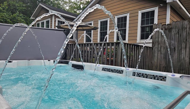 1000 MBPS WIFI, 11-Person Hottub, 75"TV, Close 2Downtown/Restaurants, Sleeps16