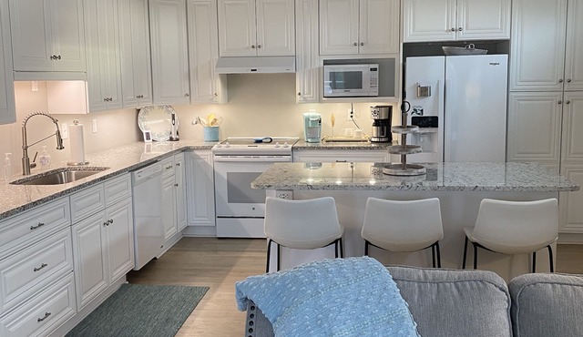3 BR, 2 Bath home in Emerald Isle! Golf cart, beach chairs & Shibumi included!