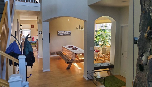 3 Level House: 4 Bdrm/3.5 bath: Sleeps 8 n+2-4 possiblen-180 day minimum