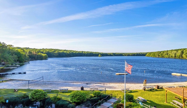 4 BR Big Bass Lake house in Heart of Poconos. HotTub/Beach/Lakes/Pools/GameRoom