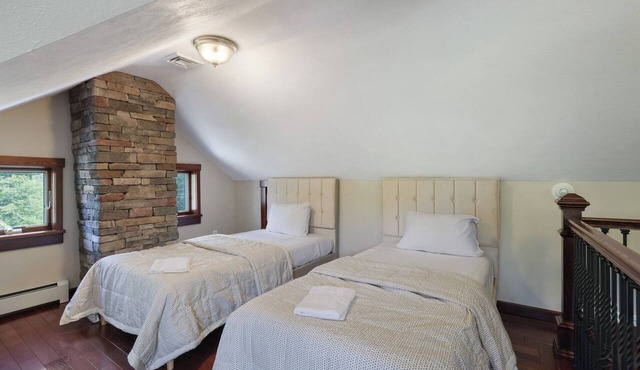 7- Bedroom estate 11 private acres near Camelback, Blue Mountain, Kalahari