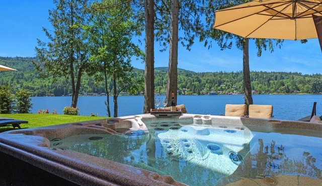 8,200SF Lakefront Luxury Lodge - Sleeps 25 - 7 Bedrooms + Hot Tub + Private Dock