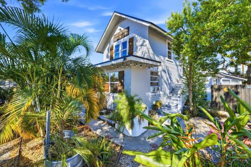 9 Units Shared Courtyard Sleeps 26