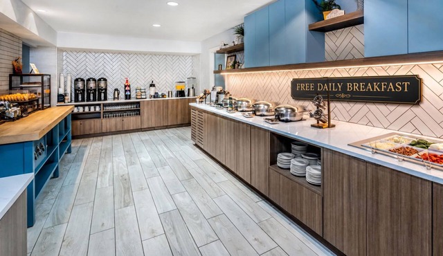 Accessible King Suite w/Tub | Daily Breakfast!