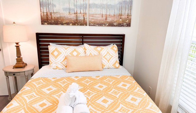 Adorable Private Cottage, Pet friendly, near beach & downtown. NO cleaning fee.