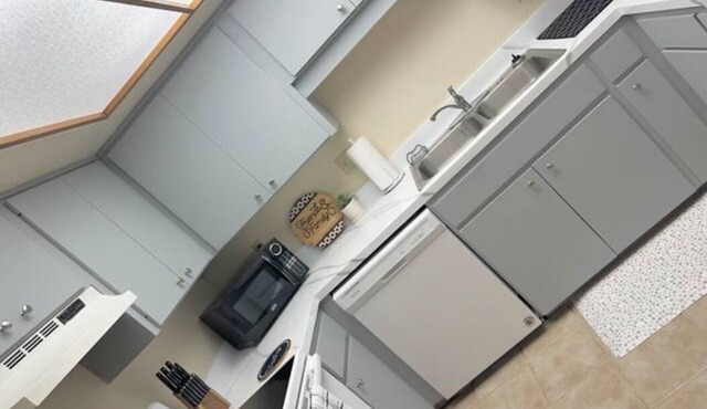 Amazing 3 Bedroom Across From UF