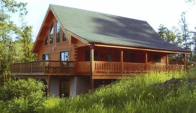 Amish-Built Log Home - 50-Mile View, Hot Tub, Fire-pit, 4 mi to gorge!