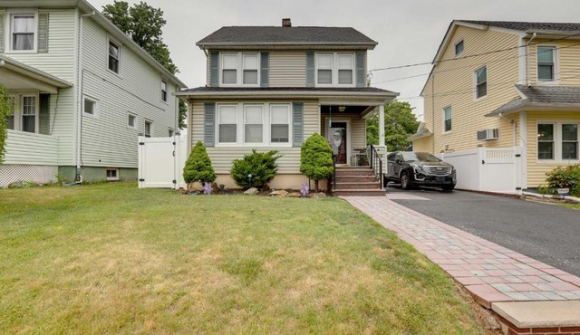 Apt w/Pool & Hot Tub - Near NYC & Airport!