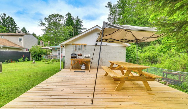 Artsy Cottage in Scotrun w/Studio Space & Hot Tub
