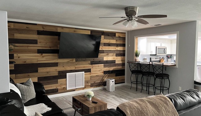 Backyard , washer and dryer, four smart TVs°Full Kitchen°free Parking°King