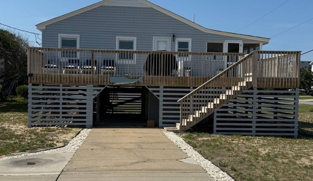 Beach side 3-bed across from Wright Brothers Park, 2 blocks from beach access