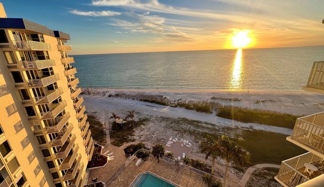 Beachfront, fantastic views, 11th floor, WiFi, super clean, read our reviews!