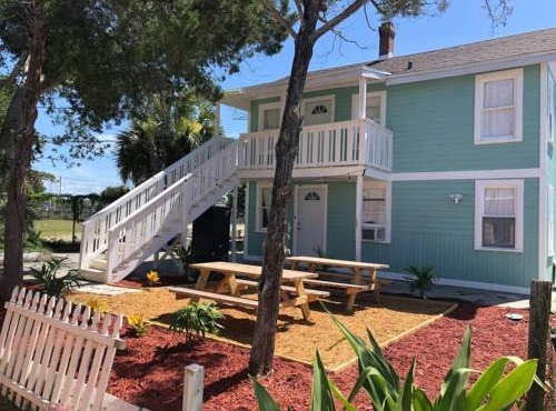 Beachside Cottage Walk 2BeachOcean Center PETS OK