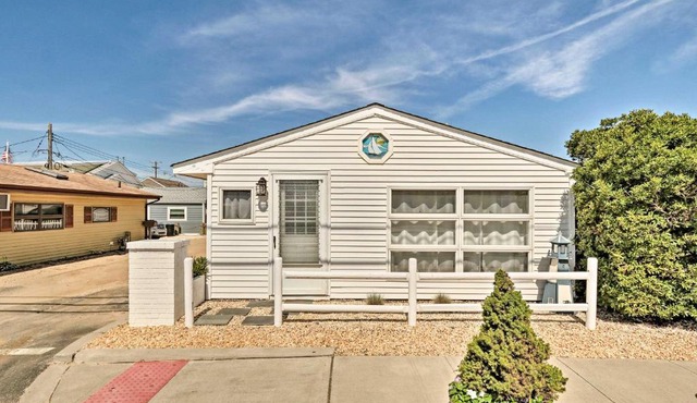 Beachy Lavallette Cottage w/Outdoor Shower, Patio
