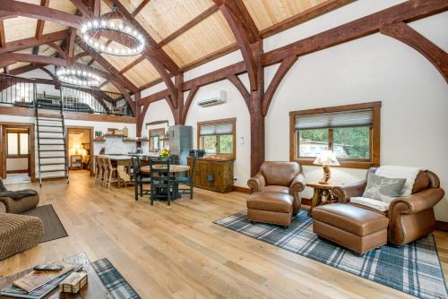 Bear Lodge Waterfront Cabin w/Level 2 EV Charger