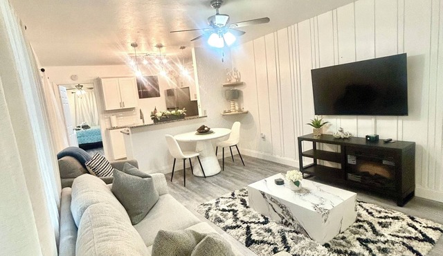 Beautiful 1-Bedroom VilLLA Walk to Everything on Inlet