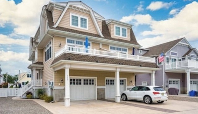 Beautiful 5BR Avalon Townhome w/HeatedPool- Steps to Shops, Dining, Beach & Bay!
