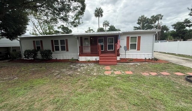 Beautiful Water Front Astor Cottage w Pool, Hot tub, Huge Deck & Wifi