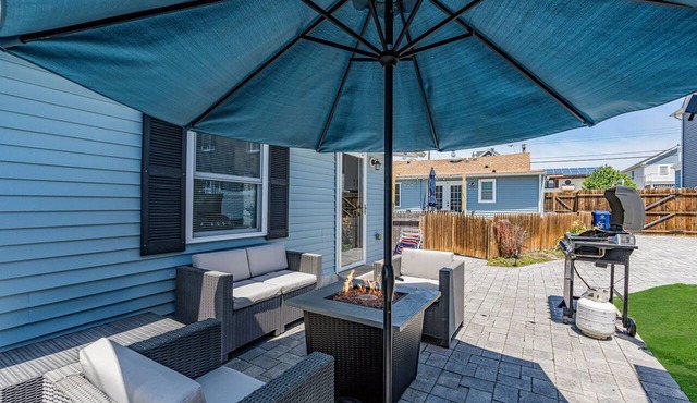 Belmar Beach Bungalow · 3.5 Blocks to Sand · Fire Pit, Grill, 3 Beach Badges