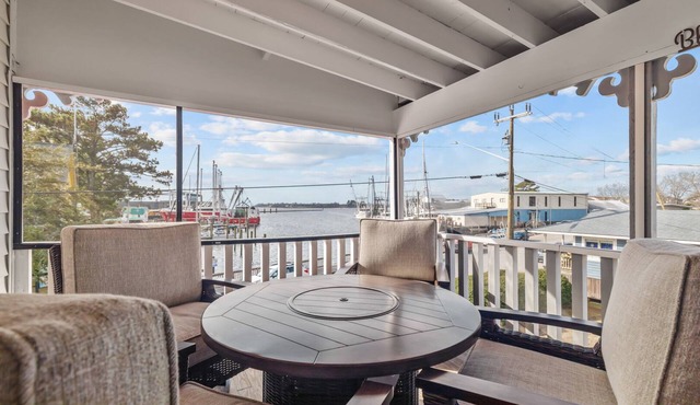 Best Location in Oriental, NC! Sleeps up to 14! Steps away from Oriental Marina!