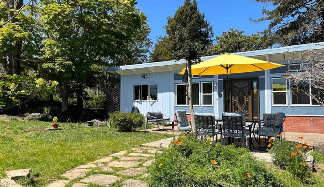 Blue Beauty - Sunny Garden, Walk to local beaches!
