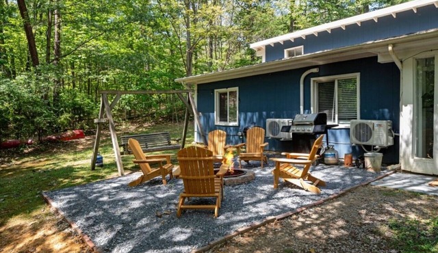 Blue Bird Cabin- Sleeps 8, Hot Tub, Wifi, Fire Pit