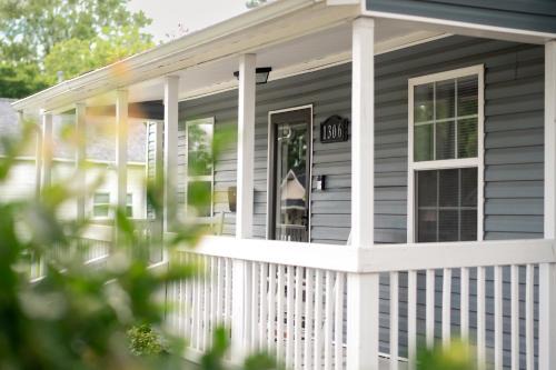 Bluewater Downtown Cottage