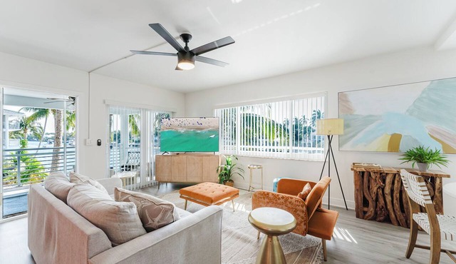 Boca Waterfront Oasis: Bright Corner Unit – Walk to Beach
