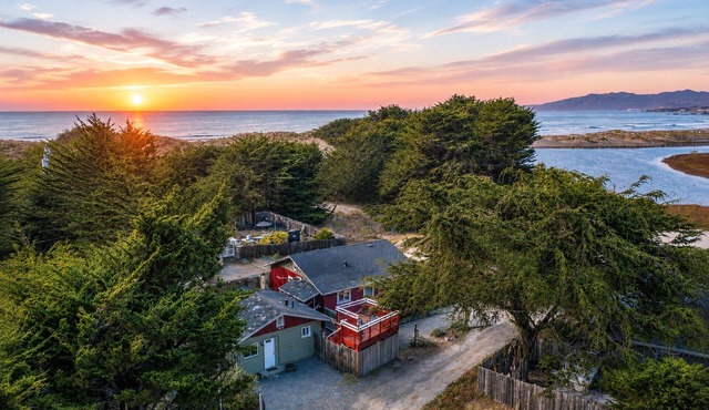 Bodega Bay Beach House! Walk to Beach Hot Tub Guest Studio Dog-OK!