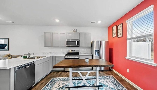 Bright & Cozy Townhouse -easy drive to the beaches!