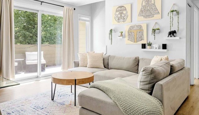 Bright & Modern | King Suite | Creekside Trail