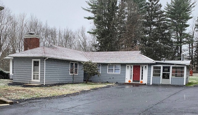 Camelback 5 min away! billiard, foosball surrounded by woods Lodge