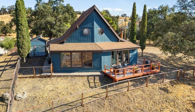 Charming 2-bedroom cabin with AC and WiFi with Incredible Views