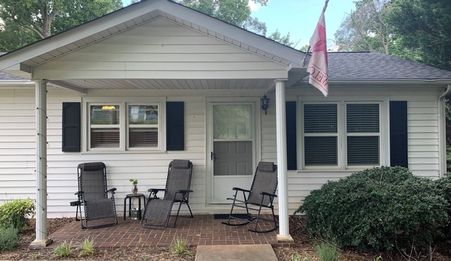 Charming 2-bedroom house with WiFi, AC in quaint and peaceful town of East Bend