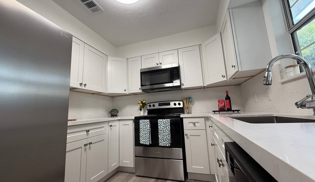 Charming 2-bedroom house with WiFi, AC in fantastic Downtown Lake City