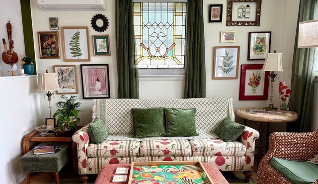 Charming 2BR, steps to Hawk Haven, near Beaches