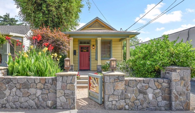 Charming and Romantic Historic Saint Helena Cottage