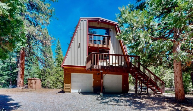 Charming Cabin with Deck and Yard Games and Mountain Views