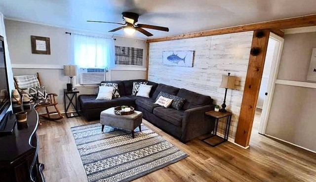 Charming Cottage, fenced backyard & boat parking
