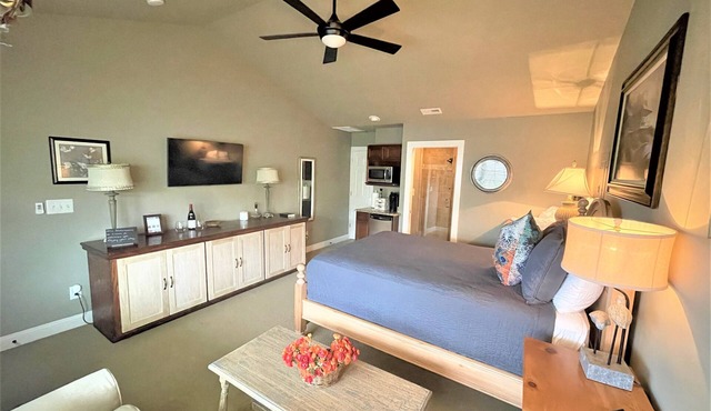 Charming Downtown 1-Bedroom Suite | Walk to Everything
