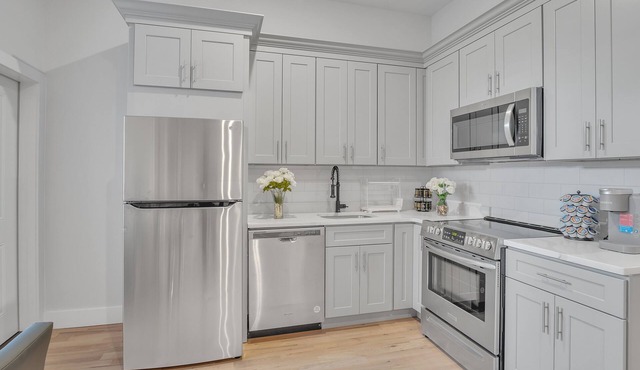 Charming Gem In Newark 3 Bedroom Apts by RedAwning