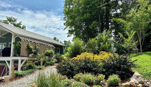 Charming New Cottage 1 block to Historic Downtown Saluda Walk to Shops & Dining