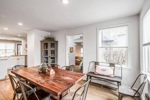 Charming Spacious Home - 10 mins to Downtown