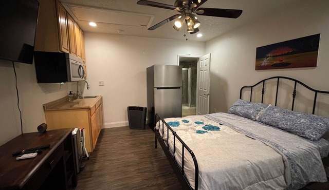 Charming studio & kitchenette in wonderful Palm Harbor with AC & laundry access