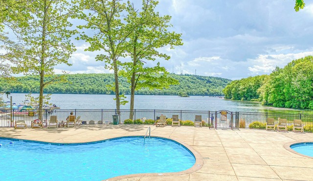 Charming three-bedroom, 2 bath house in Big Boulder Community that sleeps 10 with Lake Club Access