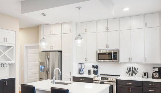 Chic 2BR High-Rise Hot Tub, Gym, & Rooftop Views🌆