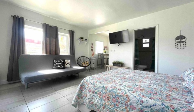 Chic and Comfortable Studio Free Street Parking
